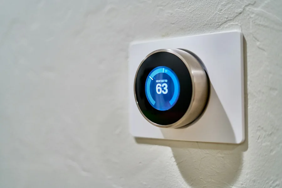 Ev ısıtmasını kontrol eden duvara monte elektronik termostat