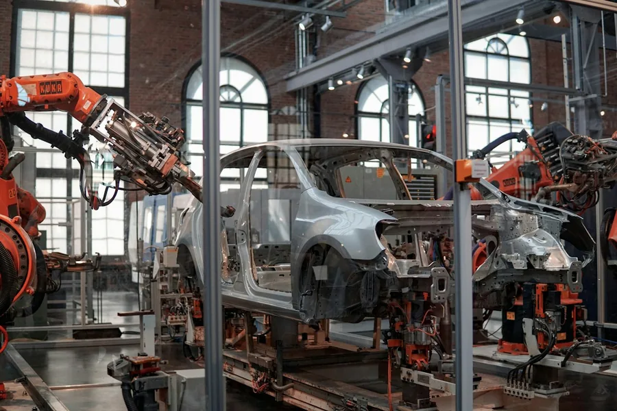 Üretim hattında çalışan endüstriyel robotlar