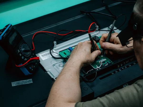 Elektronik kart üzerinde multimetreyle arıza kontrolü