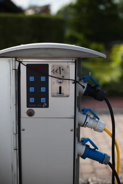 Marina kıyı beslemesindeki elektrik sütunu ve bağlantı prizleri