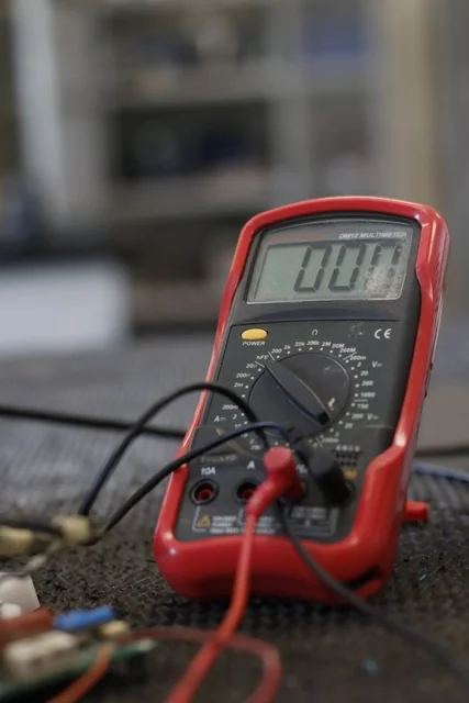 Elektriksel gerilim ölçümünde kullanılan dijital multimetre